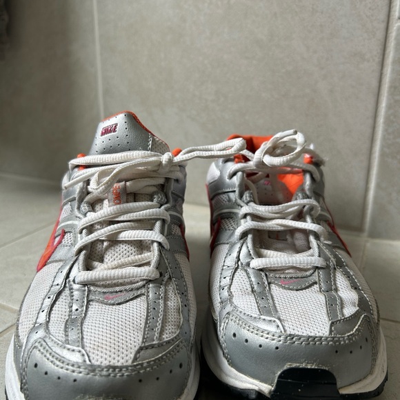 Nike Athletic Shoes Gray and Orange - Picture 5 of 7